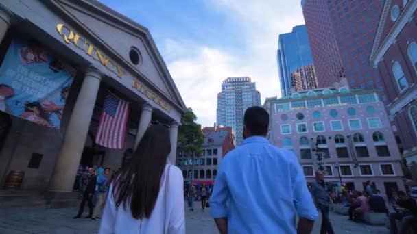 Par Utanför Quincy Marknaden Centrum Boston Skyline Turister — Stockvideo