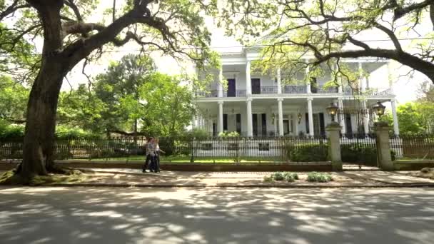 Koppel Wandelen Langs Frans Kwartaal Huis New Orleans Ver — Stockvideo