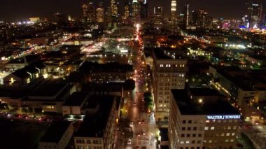 Gece şehir merkezinde, hava aracıyla. 