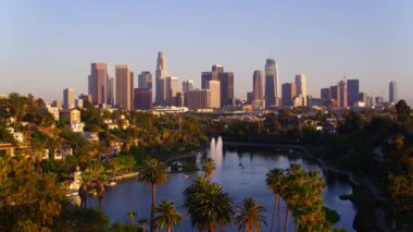 Los Angeles şehir merkezinde, gün batımında, hava aracıyla. 