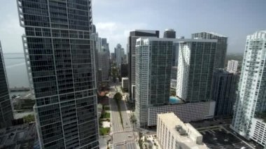 Miami şehir merkezinde hava aracı ile gökdelenler 