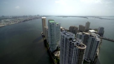 Miami şehir merkezinde hava aracı ile gökdelenler 