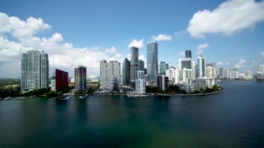 Miami şehir merkezinde hava aracı ile gökdelenler 