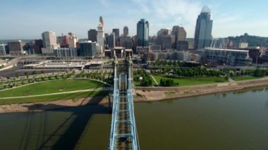 Cincinatti 'nin insansız hava aracı görüntüsü. Ohio nehri.