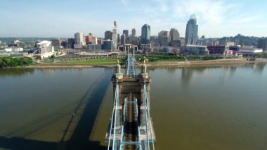 Cincinatti Skyline 'ın insansız hava aracı görüntüsü Ohio River' ın kayan köprüsü. 