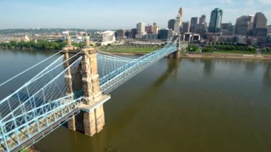 Cincinatti Skyline 'ın insansız hava aracı görüntüsü Ohio River' ın kayan köprüsü.