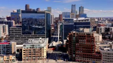 Denver Finans Bölgesi gökdelenlerinin insansız hava aracı görüntüleri. 