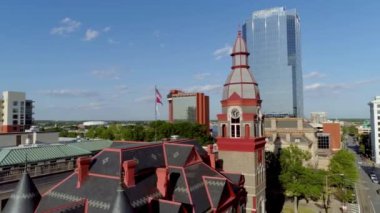 Little Rock Genişliğinde saat kulesinin drone görüntüsü