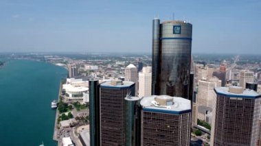 Detroit Riverfront gökdelenlerinin insansız hava aracı görüntüsü.