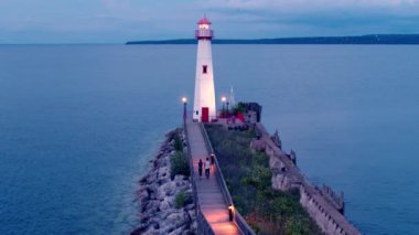 Günbatımı Mackinac Adası 'ndaki deniz fenerinin insansız hava aracı çekimi