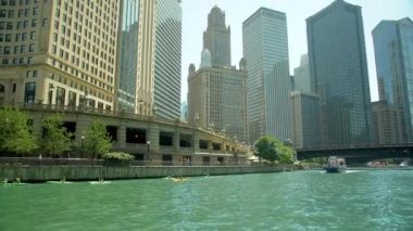 Chicago şehir merkezindeki Chicago nehrinde kayakçılar.