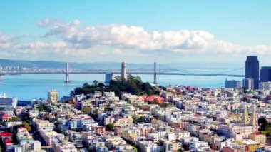 San Francisco üzerindeki İHA görüntüsü Bay Bridge 'e bakıyor