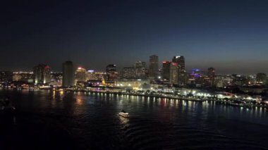 New Orleans Skyline ve Missippi nehri gece insansız hava aracı atışı