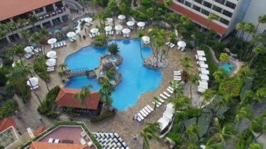 Tropikal tatil havuzu üzerinde yükselen hava aracı görüntüsü