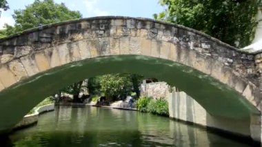San Antonio nehir yürüyüşü güneşli bir günde köprünün altından geçiyor.