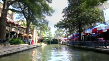 San Antonio nehir yürüyüşü güneşli bir günde köprünün altından geçiyor. 