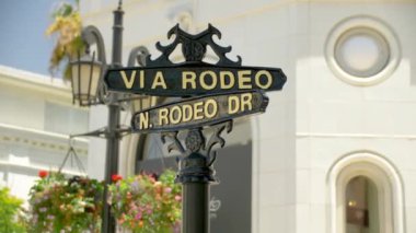 Beverly Hills 'teki Rodeo ve N Rodeo Dr. Tabelayı kullanarak 