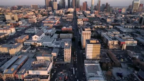 Centro Ciudad Atardecer Por Avión Tripulado Aéreo — Vídeo de stock