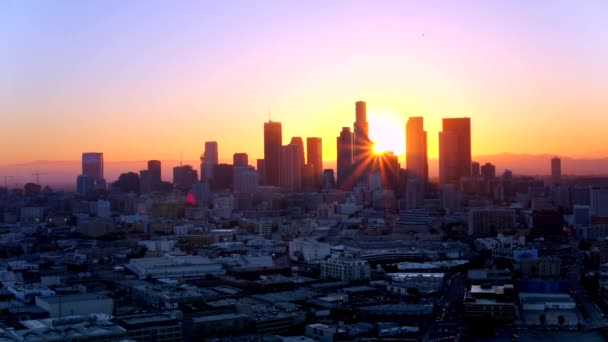 ロサンゼルスのダウンタウンで航空機で日没時 — ストック動画