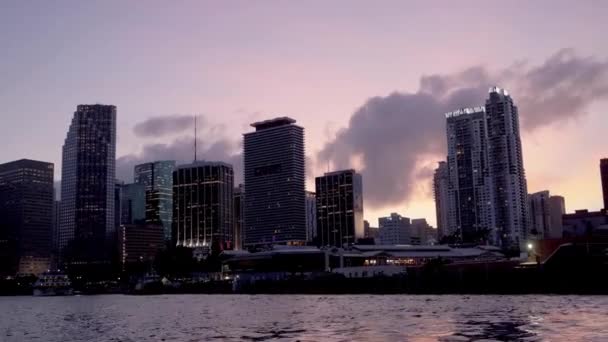 Downtown Miami Ορίζοντα Στο Ηλιοβασίλεμα Από Νερό — Αρχείο Βίντεο