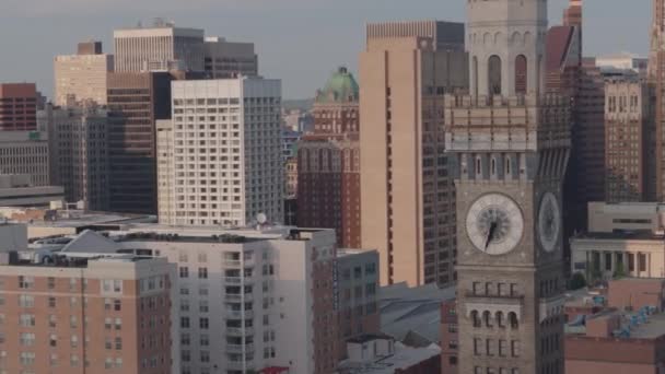 Drönare Skott Baltimore Klocktorn Skyline — Stockvideo