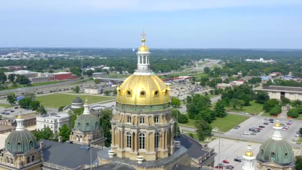 Drone Shot Des Moines Iowa Capital Del Estado Día Día — Vídeo de stock