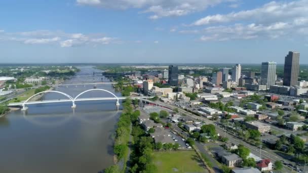 Drone Tiro Ponte Água Pequena Rocha Direção Cidade — Vídeo de Stock