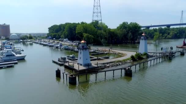 Drohnenaufnahmen Von Leuchttürmen Der Green Bay Marina — Stockvideo