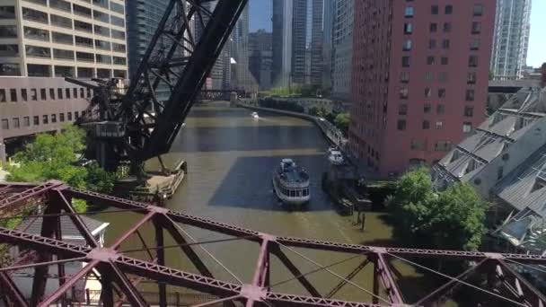 Lifted Bridge Chicago River Boat Passing — Stock Video