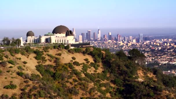 Griffith Park Observatory Och Visa Downtown Los Angeles — Stockvideo