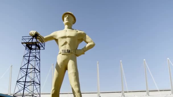 Goldene Bohrerstatue Tulsa — Stockvideo