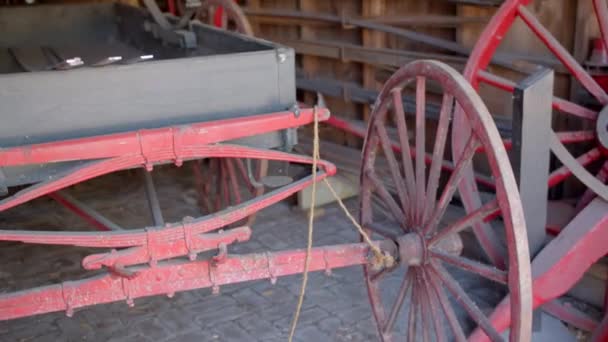 Внутри Старого Западного Сарая Историческая Багги — стоковое видео