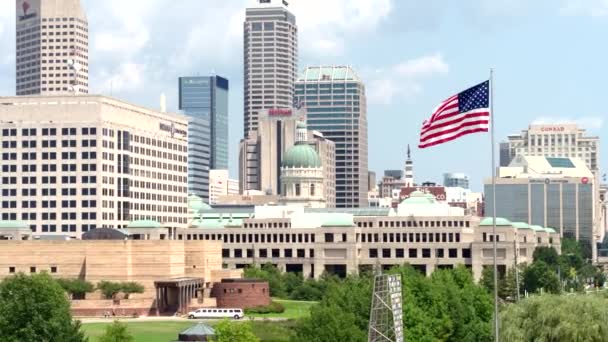 Indianapolis Skyline Amerikanische Flagge — Stockvideo