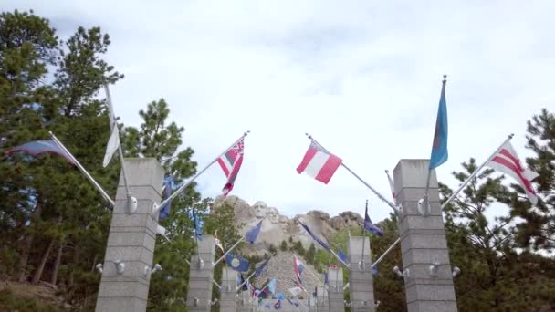 Eingang Zum Mount Rushmore Mit Touristen Fahnen — Stockvideo