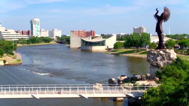 Strážce Mostu Přes Pláně Wichita Kansas Anténní Dron — Stock video