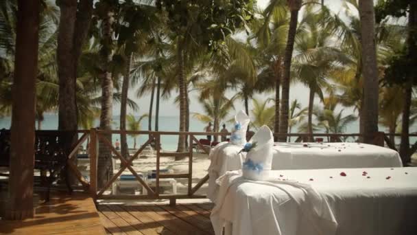 Leere Massageliegen Strand Luxus Resort Spa — Stockvideo