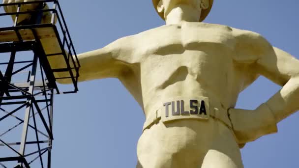 Złoty Wiertniczy Posąg Tulsa Oklahoma — Wideo stockowe