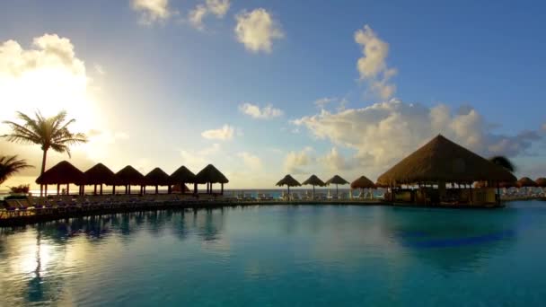 Piscine Débordement Avec Parasols Sur Plage Tropicale Tracking Shot — Video