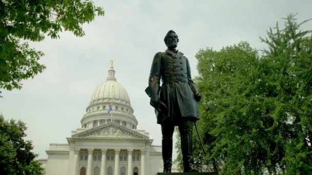 Madison Capitol Gebouw Exterieur Standbeeld — Stockvideo