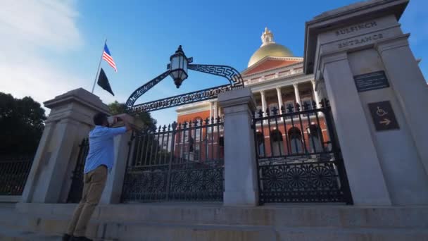 Hombre Tomando Fotos Del Edificio Del Capitolio Estatal Boston Massachusetts — Vídeos de Stock