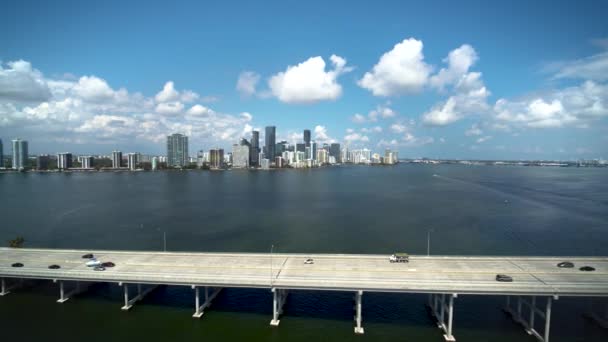 Miami Híd Miami Belvárosával Háttérben Légi Drónnal — Stock videók