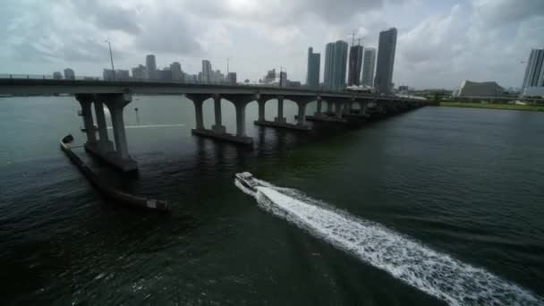 Miami Brücke Mit Der Innenstadt Miami Hintergrund Drohne — Stockvideo