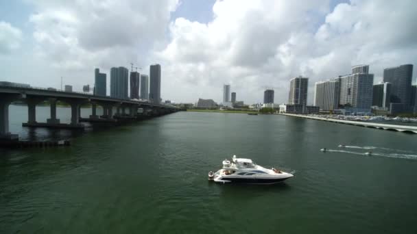 Miami Híd Miami Belvárosával Háttérben Légi Drónnal — Stock videók