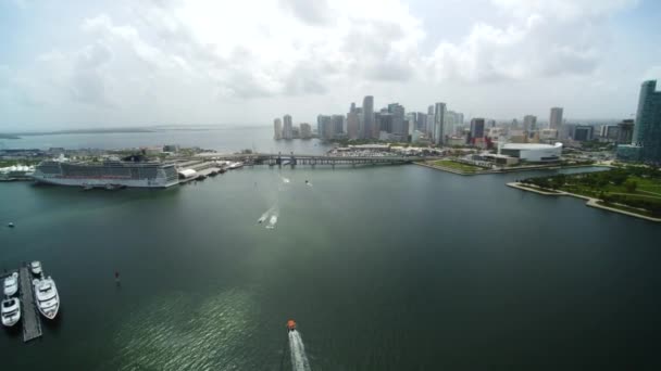 Miami Γέφυρα Downtown Miami Στο Παρασκήνιο Από Εναέρια Drone — Αρχείο Βίντεο