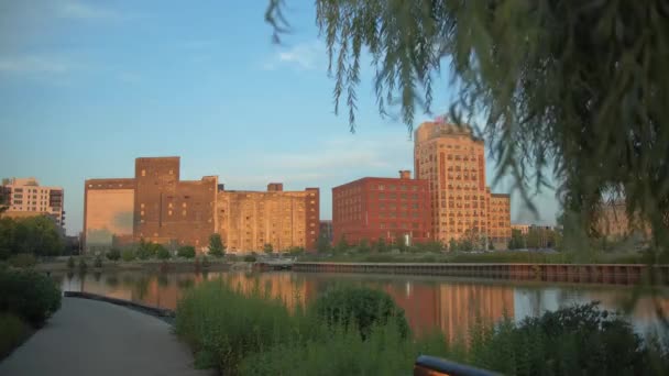 Milwaukee Skyline Langs Rivier — Stockvideo