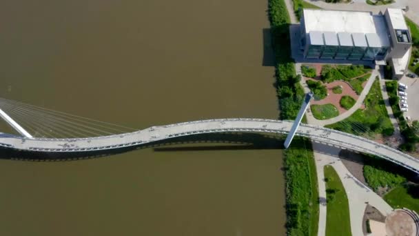 Ponte Pedonale Sopraelevato Drone Bob Kerrey Omaha Nebraska — Video Stock