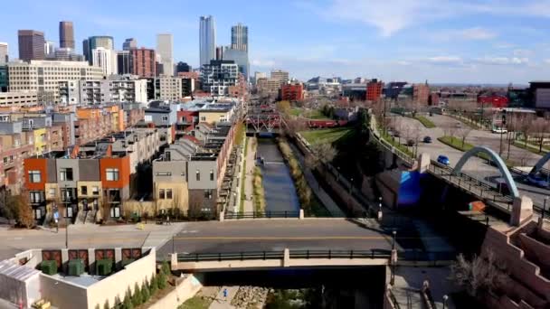 Montar Bicicletas Largo Denver Edificios Agua Horizonte Por Dron — Vídeo de stock