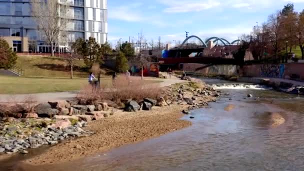 Fietsen Langs Denver Water Gebouwen Skyline Door Drone — Stockvideo