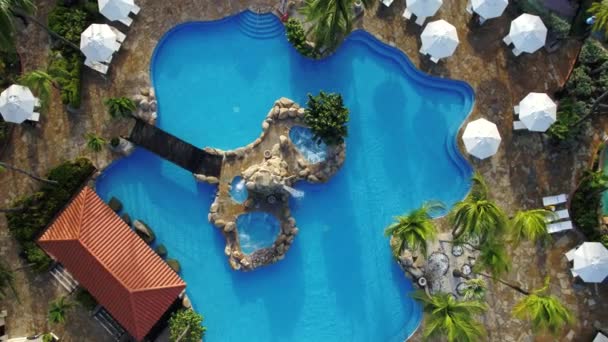 Aumento Drone Aerea Colpo Sopra Piscina Resort Tropicale — Video Stock