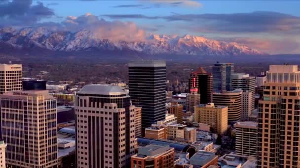 Salt Lake City Utah Skyline Pôr Sol Montanhas Atrás Drone — Vídeo de Stock